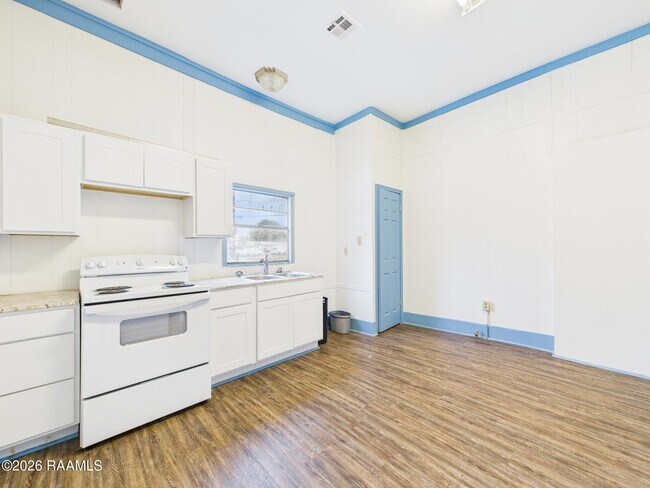 Building Photo - 405 E Convent St