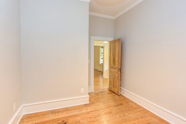 Building Photo - 510 Oakwood Ave