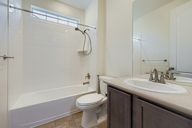 Building Photo - 14810 Vienna Cir