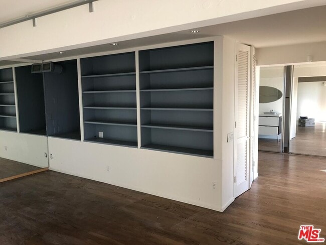 Building Photo - 241 Rees St