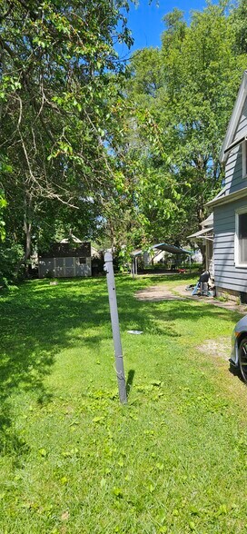 Building Photo - 129 N Bergan Ave