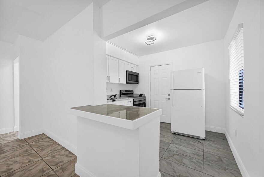 Building Photo - 6432 NE 1st Ct