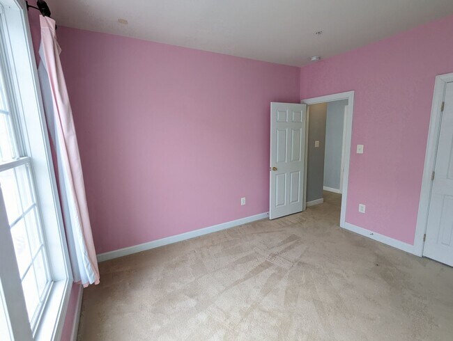 Building Photo - Two level condo in URBANA School District ...