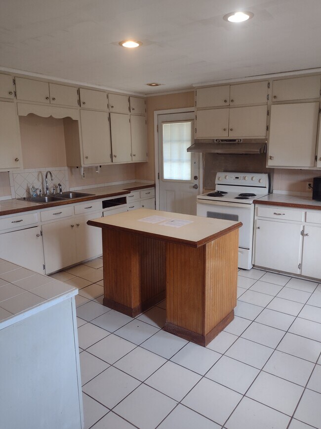 Building Photo - 123 Hillcrest St