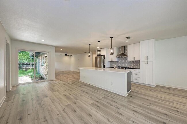 Building Photo - 6700 Kings Point