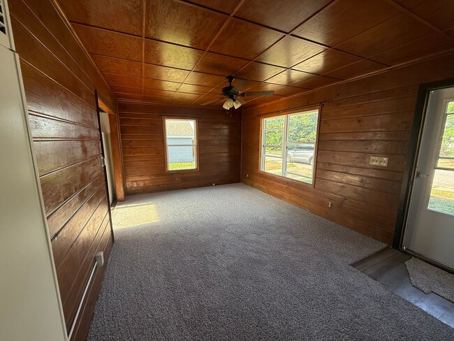 Building Photo - Two Bedroom, One Bathroom Home! Located Cl...