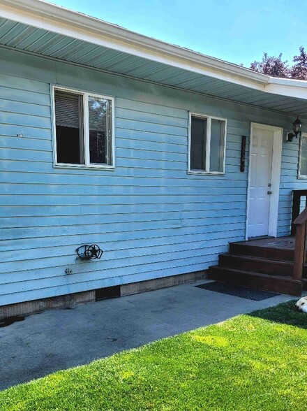 Building Photo - 1926 SW Reindeer Ave