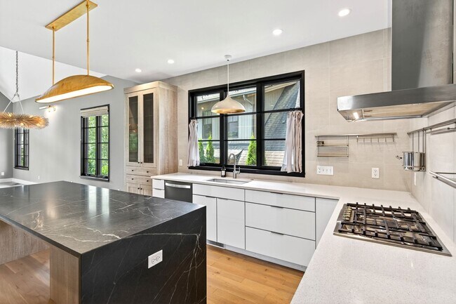 Building Photo - Stunning Luxury Home in the Village of Che...