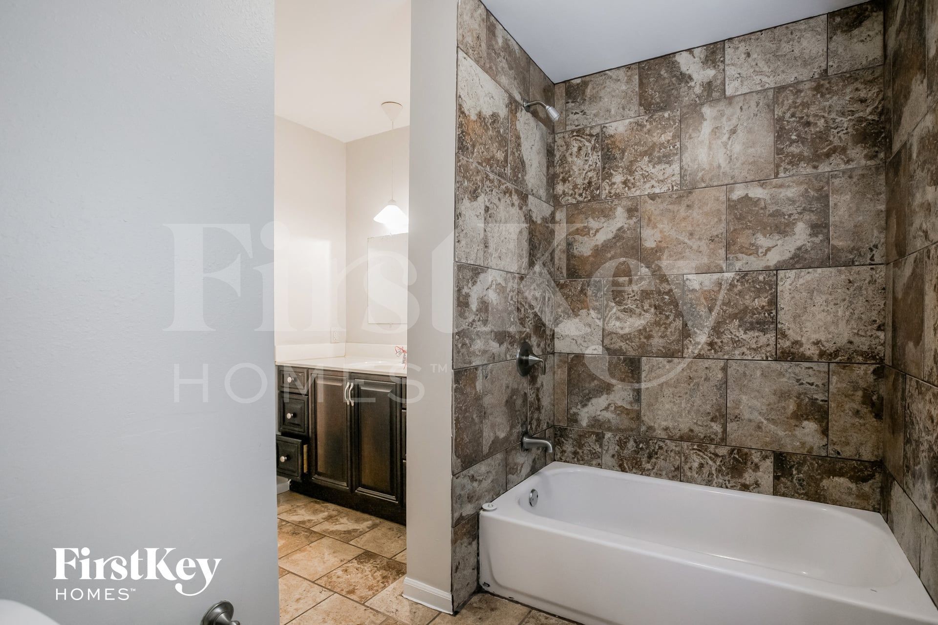 Building Photo - 606 NE Park Cir