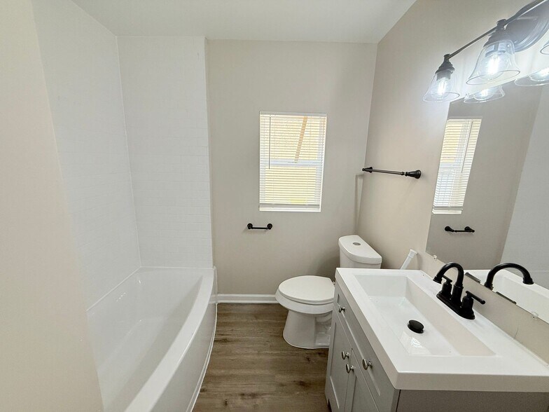 Building Photo - This beautifully updated 3-bedroom, 1-bath single-family home is ready for move-in!