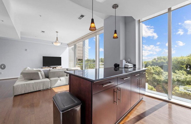 Building Photo - 2-Bedroom Apartment in Center City Greensboro