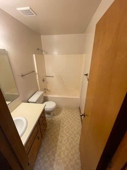 Building Photo - 1612 Bradford Ct