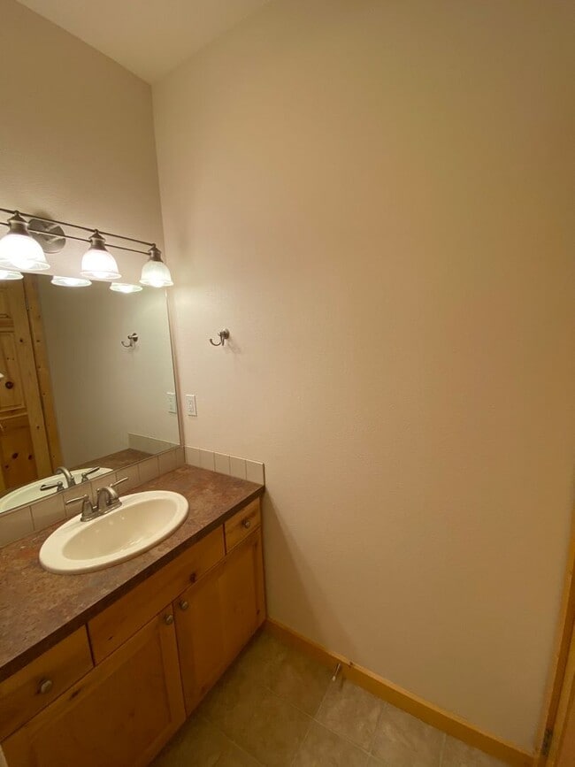 Building Photo - THE VINYARDS AT STONERIDGE (APP#42)