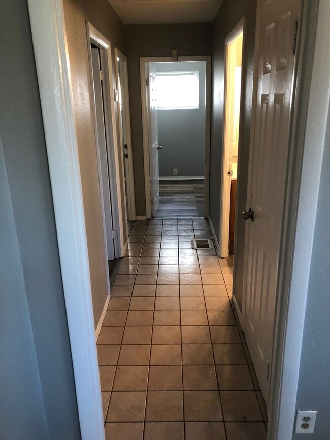 Building Photo - Single House 3 Bdr with Fenced yard and Garage AVAILABLE NOW