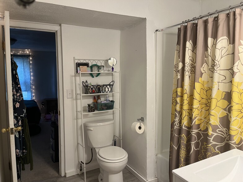 Bathroom - 437 S Peachtree St