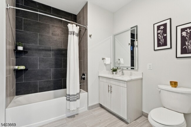 Building Photo - 140 W Webster Ave