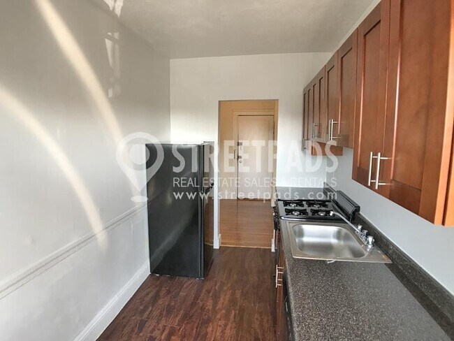 Building Photo - bedroom in Boston MA 02135