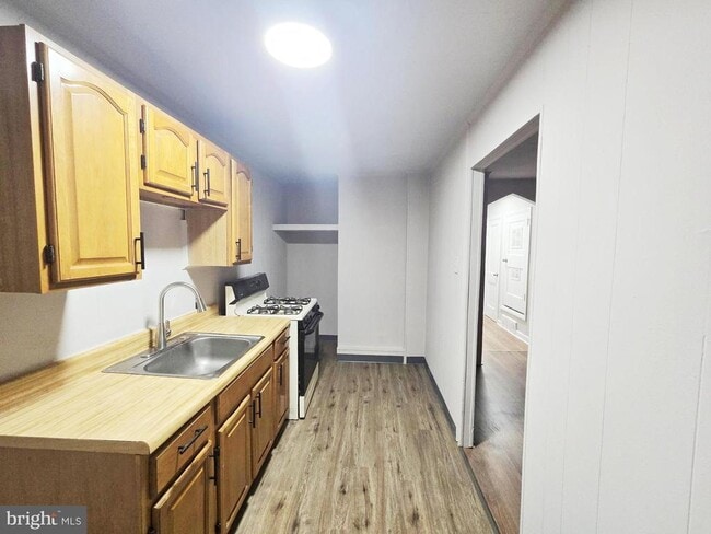 Building Photo - 2120 E Cheltenham Ave