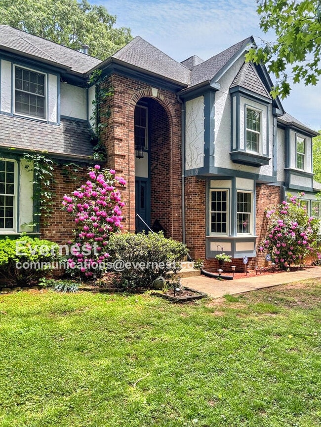 Building Photo - 3059 Southampton Dr