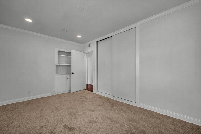 Building Photo - Incredible unit in A+ Location