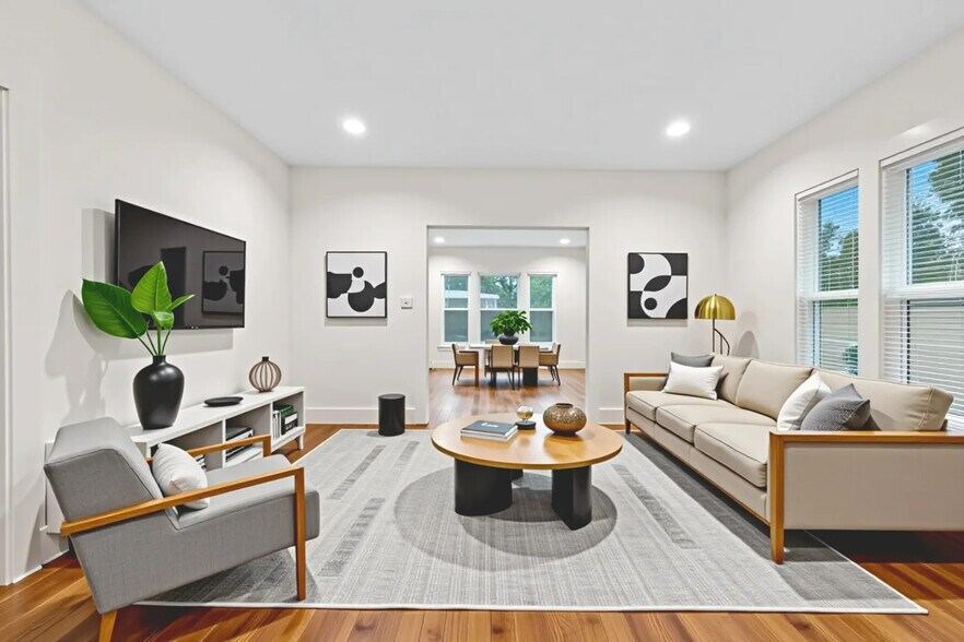 Building Photo - 425 E Sears St