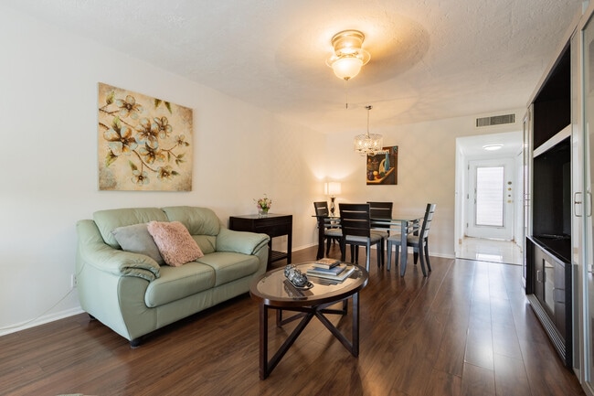 Building Photo - 2811 Somerset Dr