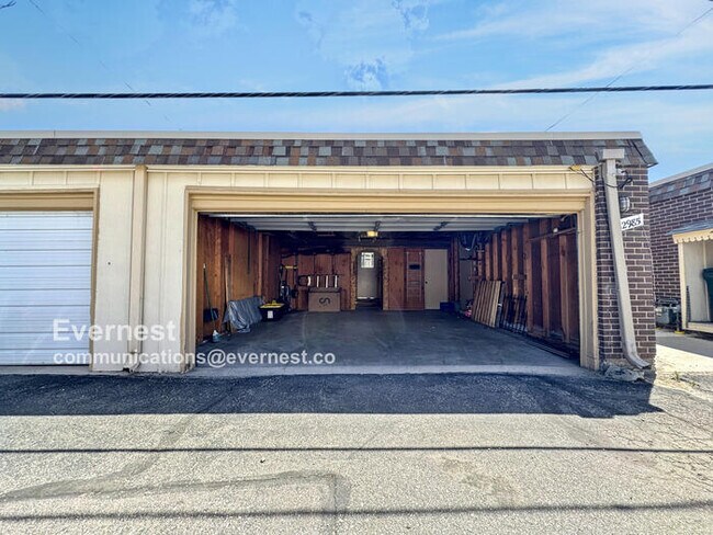 Building Photo - Lovely 3-Bedroom Townhome with Modern Comf...