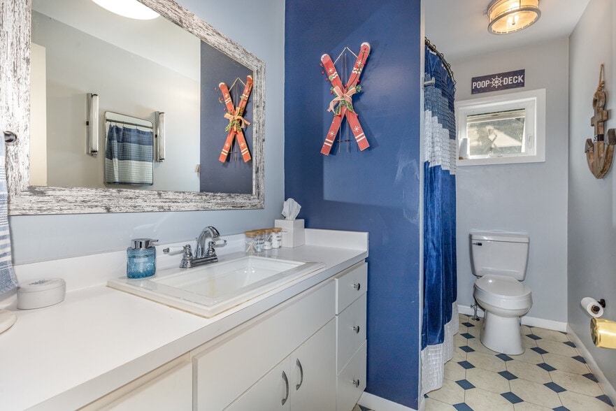 Building Photo - 15305 Silver Beach Dr