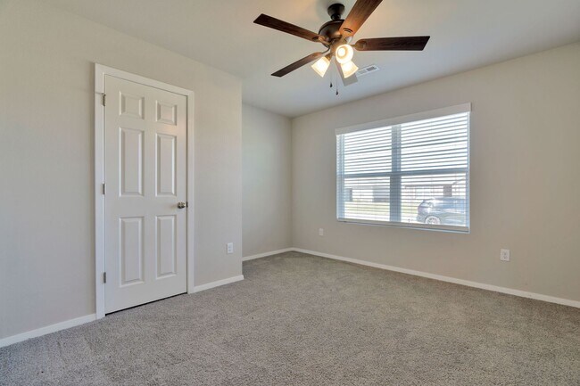 Building Photo - Spacious 3 bed, 2 bath in East Siloam Springs! Fenced yard, laundry included!