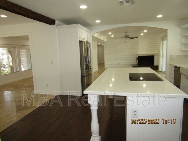 Building Photo - 2802 E Weldon Ave