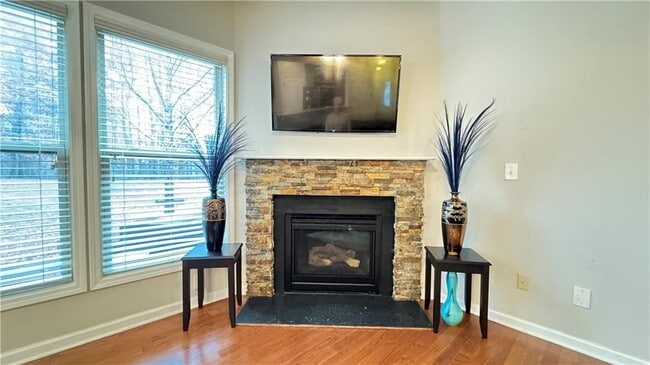 Building Photo - 2160 Greencrest Cir