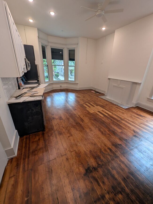 Building Photo - Beautifully Renovated, Elegant Apartments in Historic Covington
