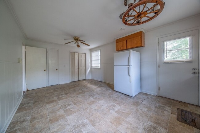 Building Photo - 3-bedroom, 1-bath home with a fenced-in yard, located on Guerrant Street in Greensboro