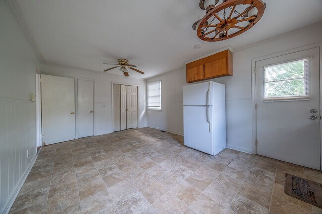 Building Photo - 3-bedroom, 1-bath home with a fully fenced-in yard!
