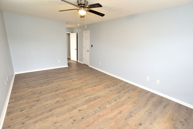 Building Photo - 496 Carnation Ct