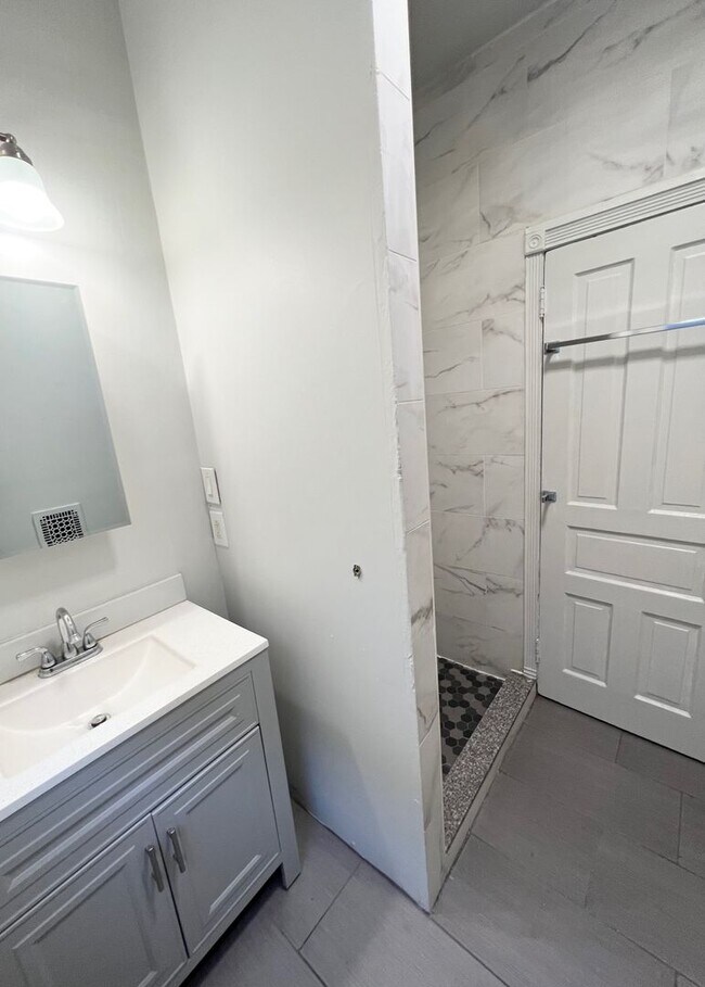 Building Photo - Spacious 3 or 4 Bedroom 2 Bathroom Available in Oakland, Modern Updates and Great Front Porch and...