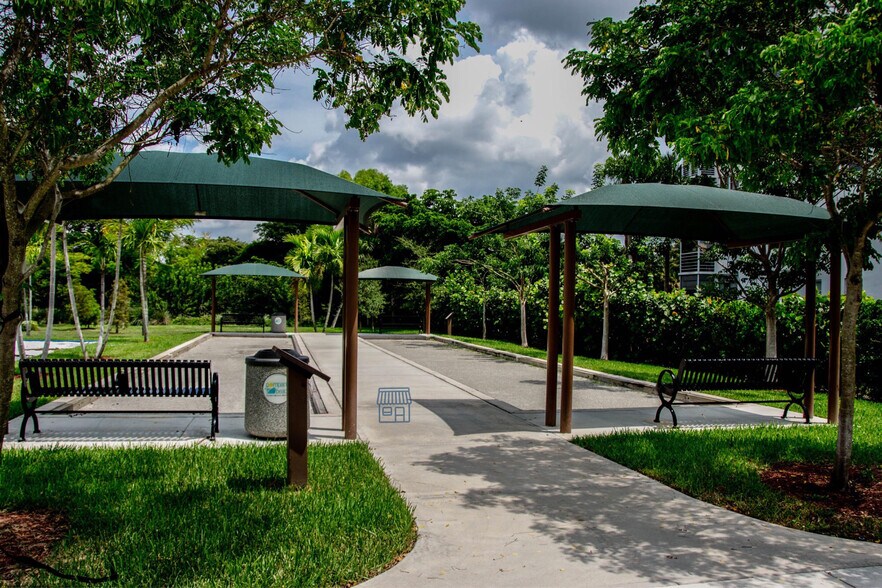 Building Photo - 3100 N Palm Aire Dr