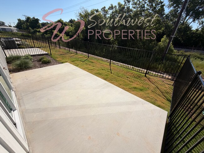 Building Photo - FOUR bedroom townhouse. Off campus living with easy, close to campus style!