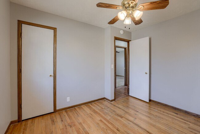 Building Photo - Conveniently Located 3 Bedroom Bellevue Home!!