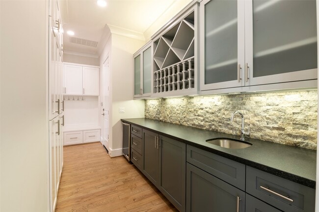 Building Photo - 1507 Martin St