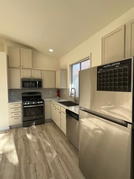 Building Photo - 2493 W Richmar Ave