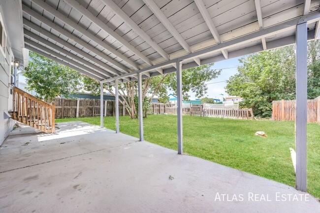 Building Photo - Spacious 2 Bed 1 Bath Lower Level Home wit...