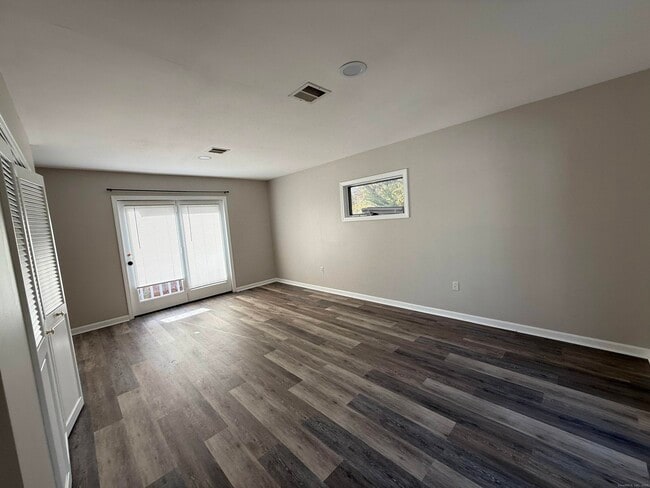 Building Photo - 1752 Farmington Ave