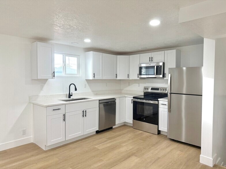 Building Photo - 6369 S Senoma Dr