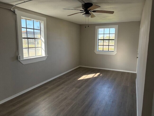 Building Photo - 6139 Belcrest St