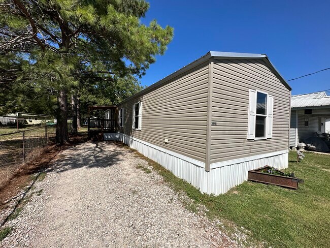 Primary Photo - 304 N Foote Ave