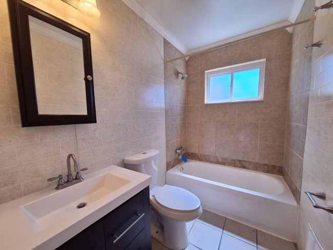 Building Photo - Your next Home!!!  Charming Three Bedroom in Roseville