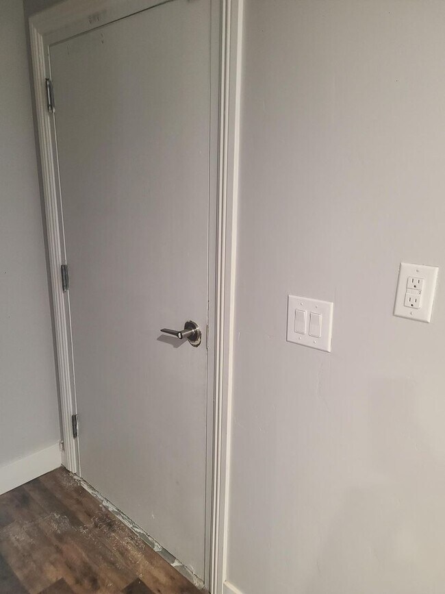 Building Photo - 17th St 6 Plex