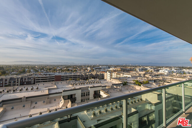 Building Photo - 13700 Marina Pointe Dr
