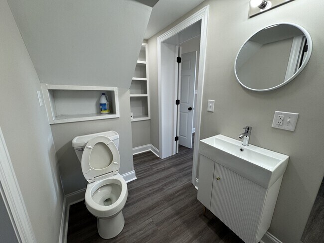 Building Photo - 122 N Vine St